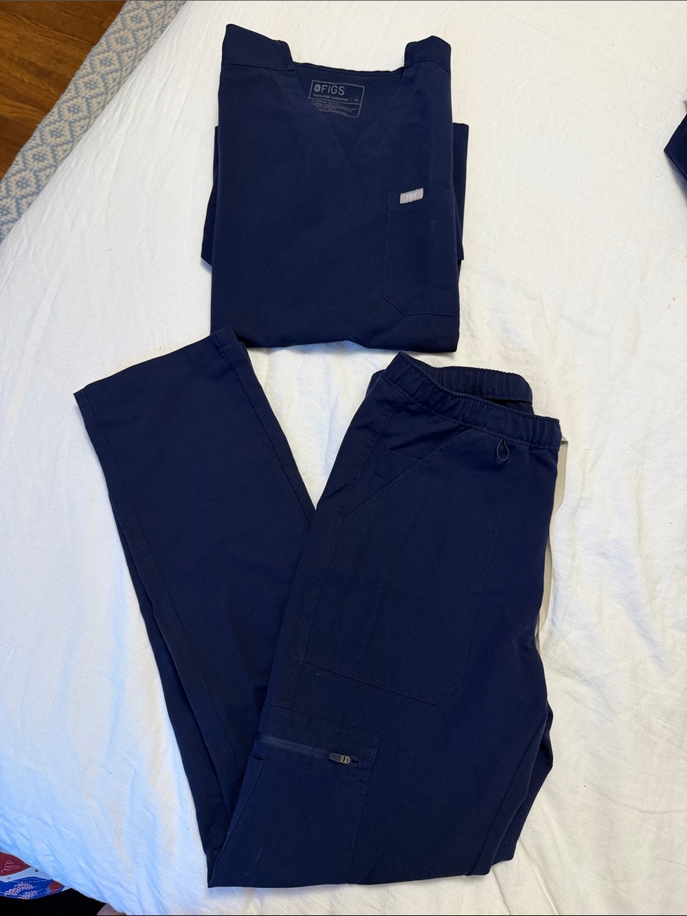 Figs Men’s Navy Cargo Scrub Pants and Top Set